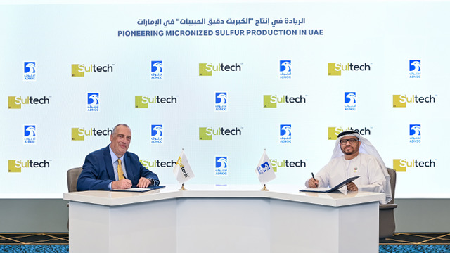 Murray Mackinnon of Sultech and ADNOC Sour Gas representative signing the Memorandum of Understanding
